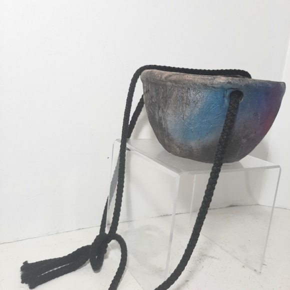 Signed Canadian Artist "Walker" hanging whimsical art pottery planter. - Picture 7 of 8